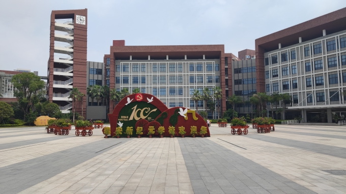 智龍“高中信息技術開發套裝”順利入駐瑞安市上海新紀元高級中學！